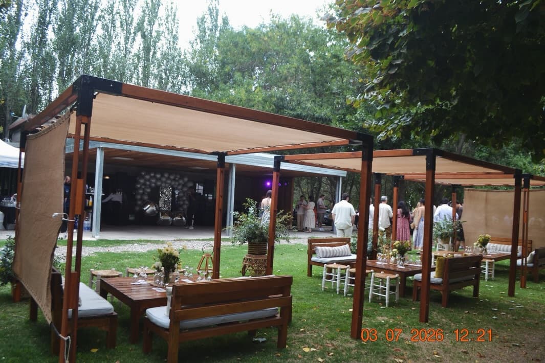 Mesas y carpas armadas en el parque