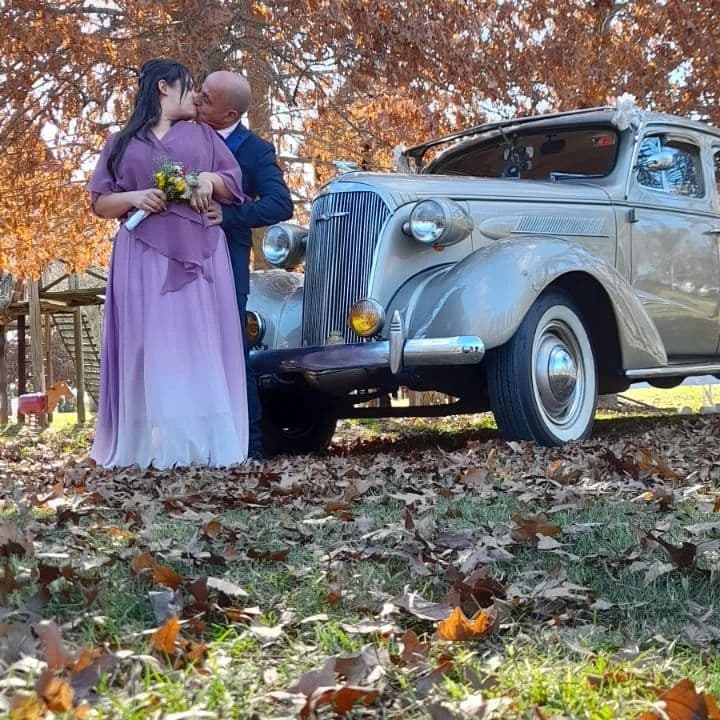 Pareja en el parque entre las hojas