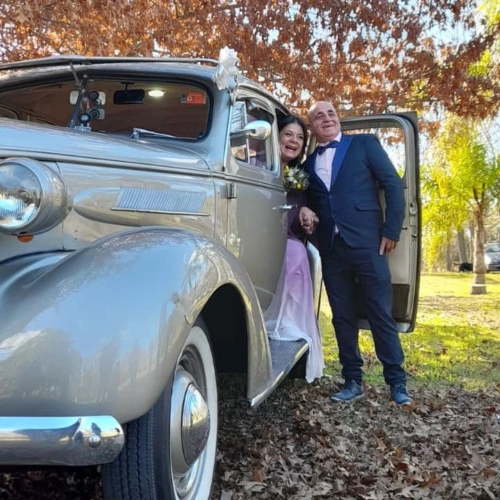 Pareja junto a un auto antiguo