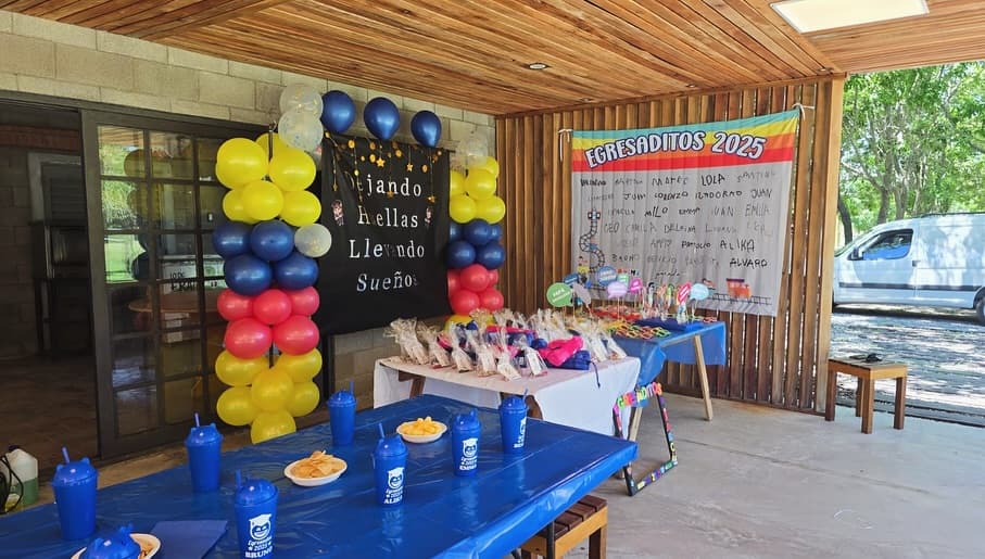 Mesa decorada con globos para un festejo