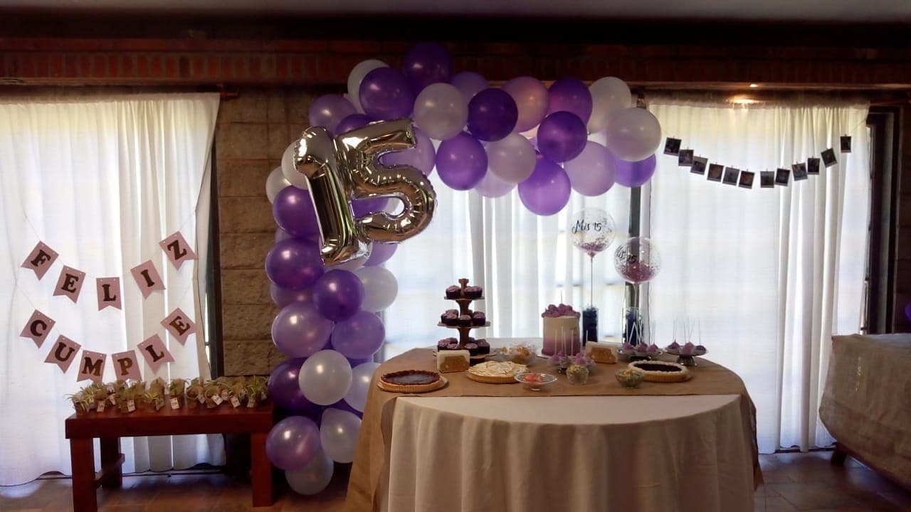 Salón decorado para un festejo