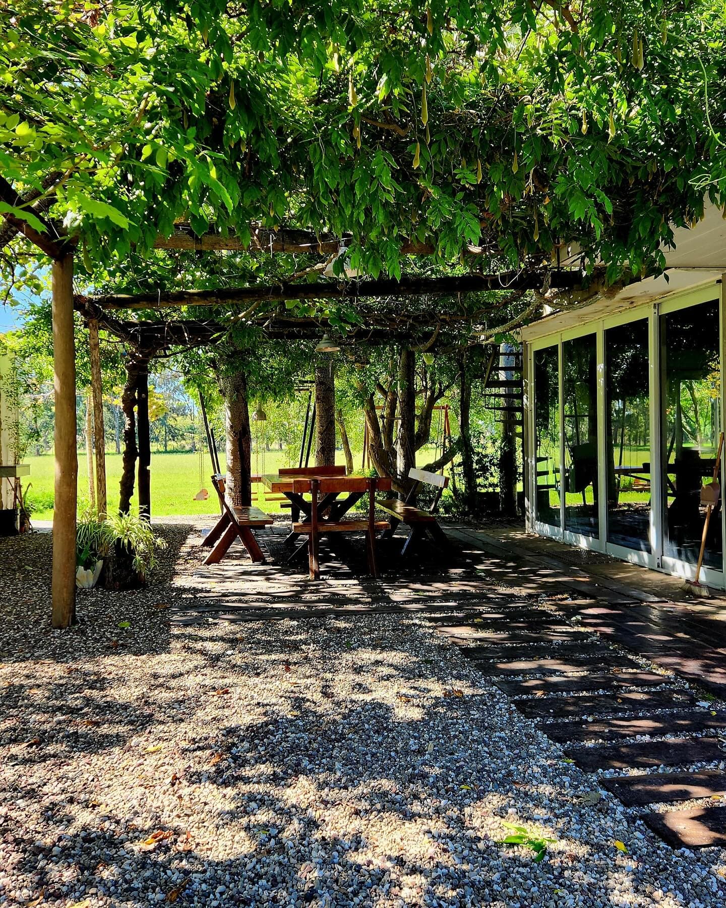 Mesa larga al aire libre