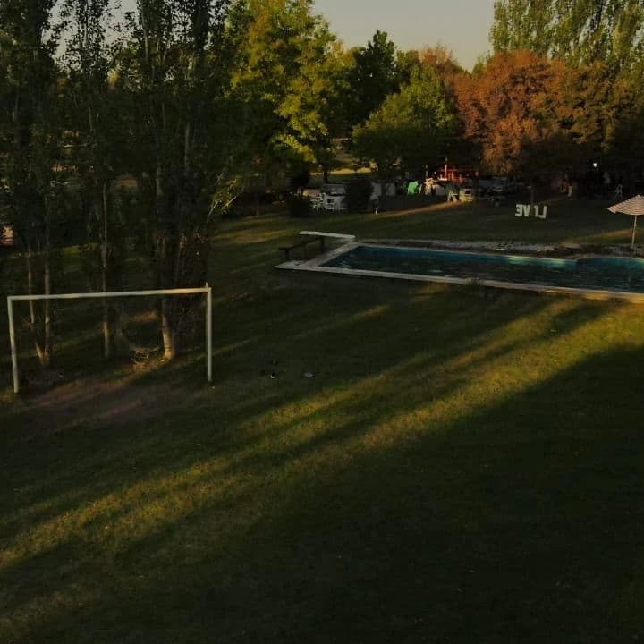 Cancha de fútbol al atardecer